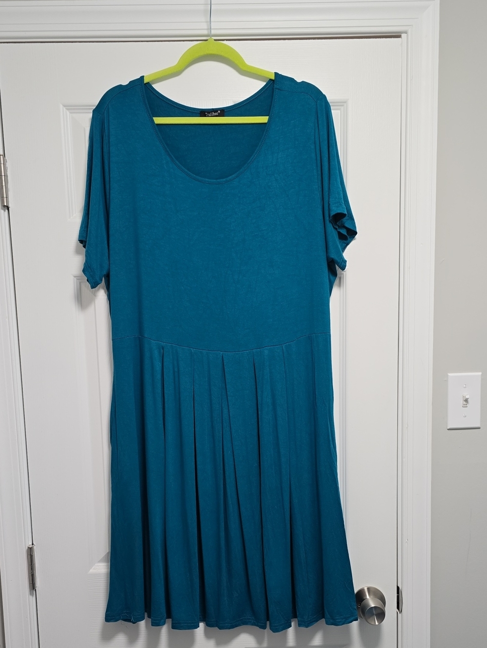 Scoop-Neck Teal Midi Dress with Pleated Skirt